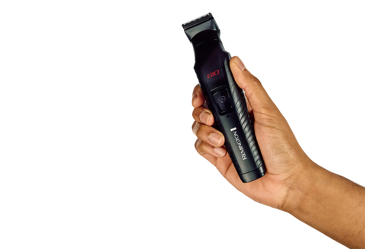 Απεικονίζεται ένα χέρι να κρατά το τρίμμερ.